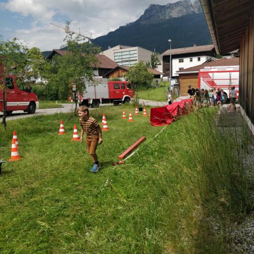 Kinder beim Feuerwehrbesuch