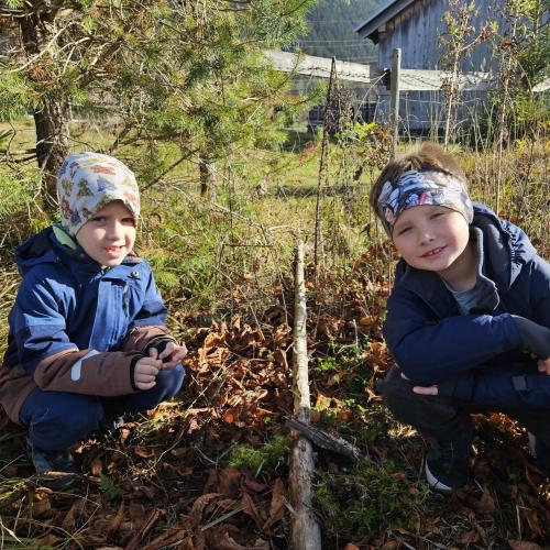 Kinder sammeln Naturgegenstände