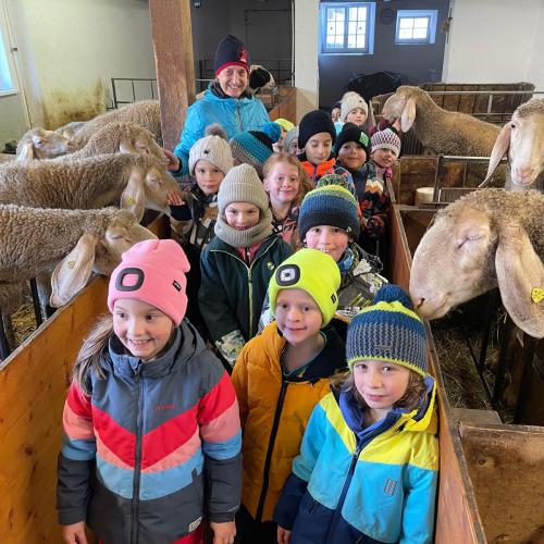 Kinder im Stall