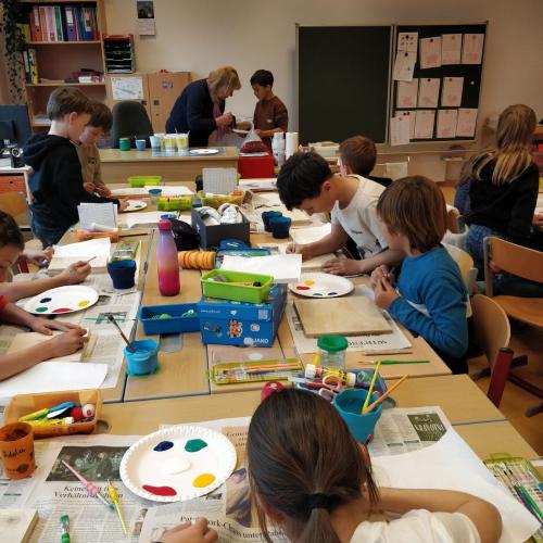 Kinder beim Malen