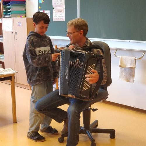 Kinder probieren das Instrument