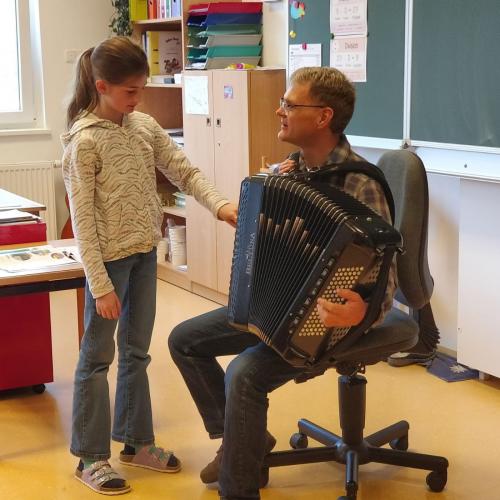 Kinder probieren das Instrument