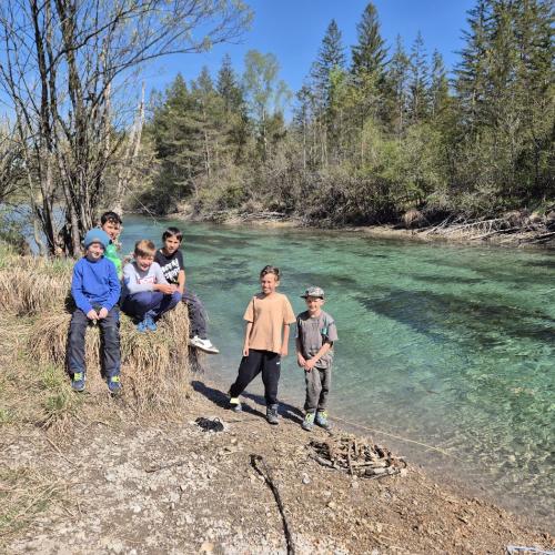 Kinder am Fluss