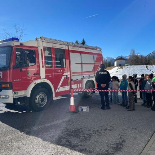 Kinder beim Feuerwehrauto