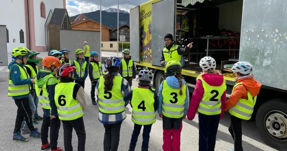 Kinder besprechen die Fahrradprüfung