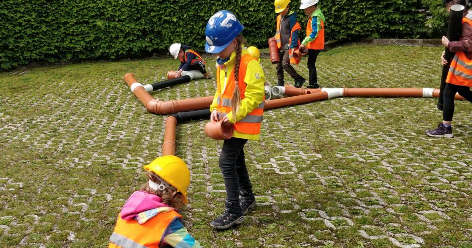 Kinder legen Rohre