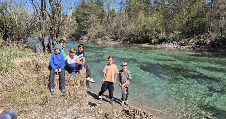 Kinder am Fluss